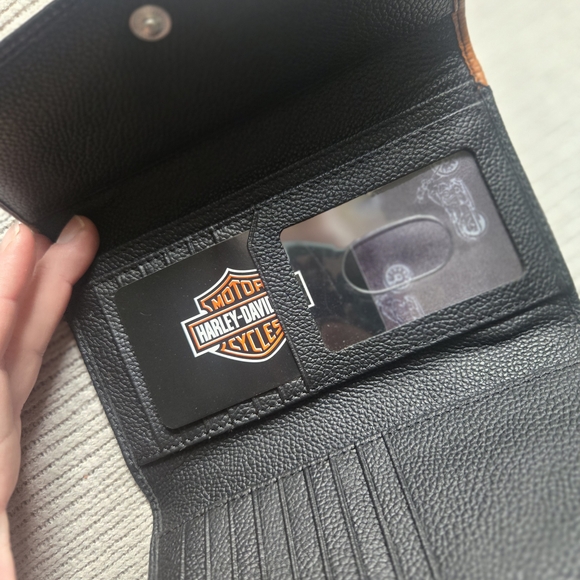 Harley-Davidson Women's Tan and Black Leather Bag and Wallet - Picture 9 of 11